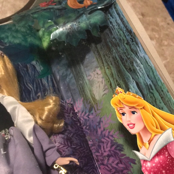 Aurora Sleeping Beauty porcelain doll - Picture 5 of 7